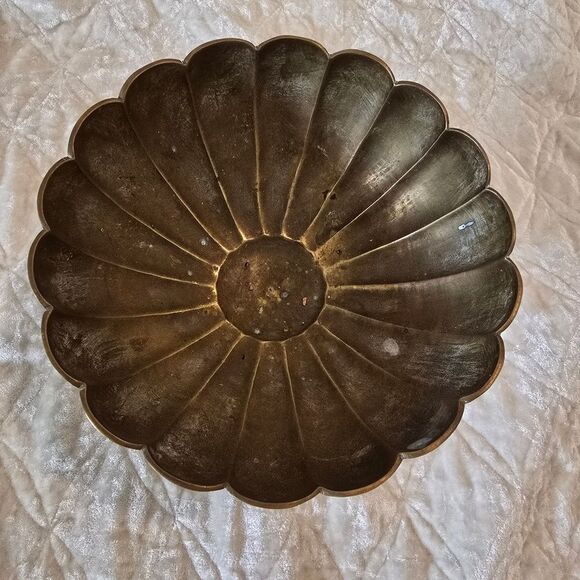 Vintage Decorative Brass Scallop Edge Pedestal Dish. Catch all Bowl - Picture 3 of 16